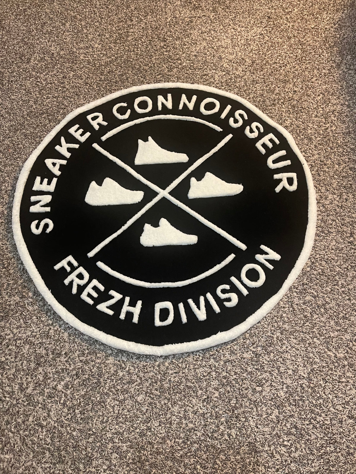 Sneaker Connoisseur Black/White 40” Tuft Rug
